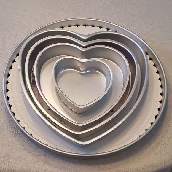 Set of 4 Wilton Heart Shaped Cake Pans With 18" Round Base Plate and Round Pan - Picture 1 of 17